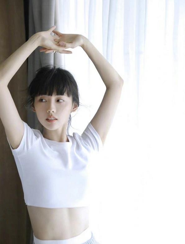 阔太张嘉倪气质真好，白T+高腰裤看似简单，却穿出初恋般的高级感