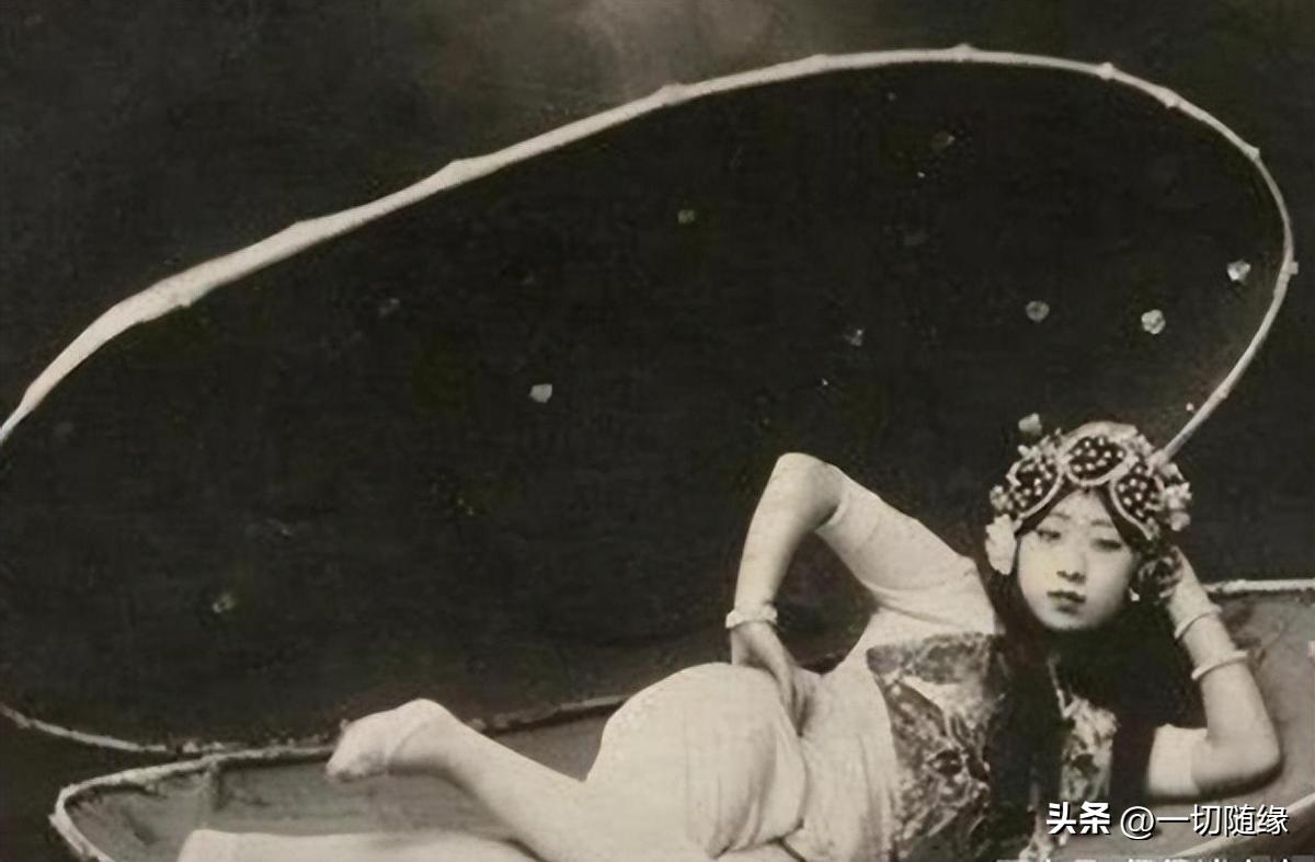 晚清真实：花楼女子媚态撩人，丰乳肥臀，30张老照片尽展风姿迷人