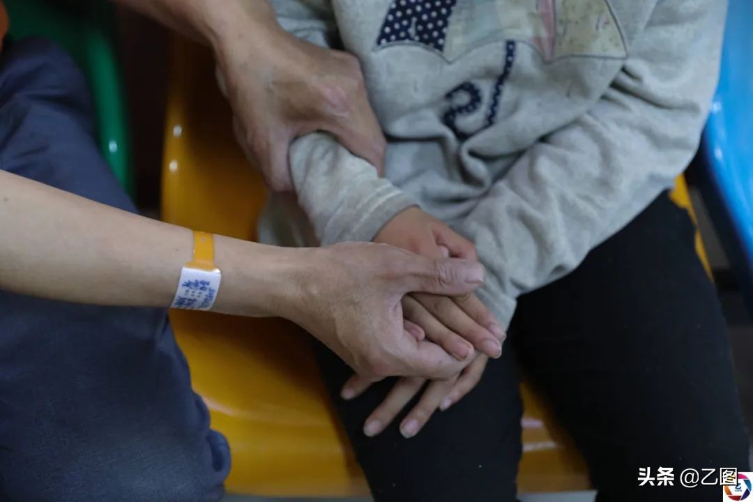 七岁女孩头上长疮怎么回事,女儿7岁身上长疮是什么原因