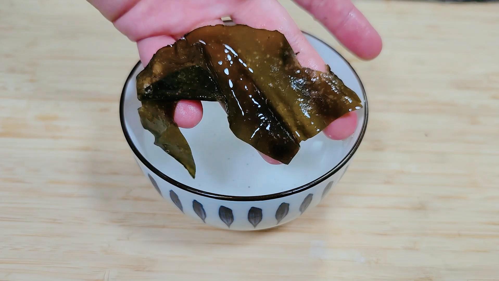 海带丝怎么快速去咸味,凉拌海带怎么去海带的腥味