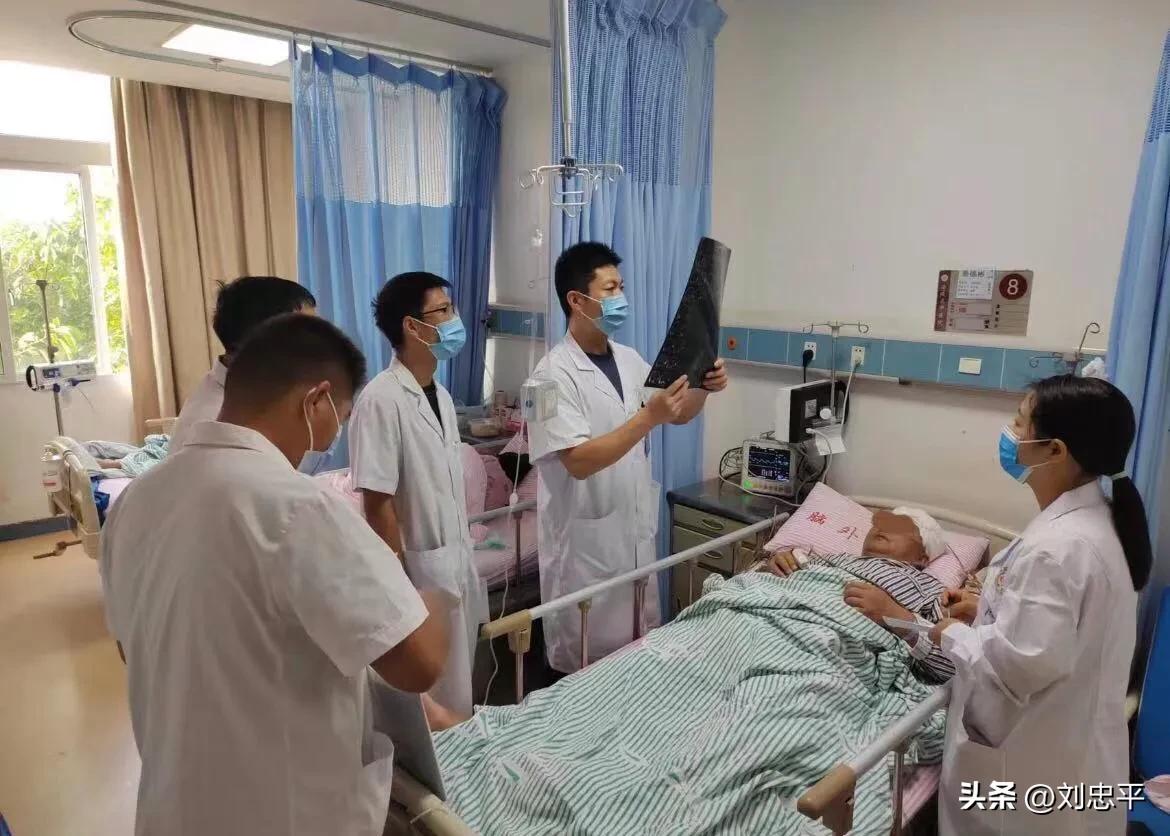 游刃于“脑海深处”的人——记涪陵区中医院神经外科主任姜剑华