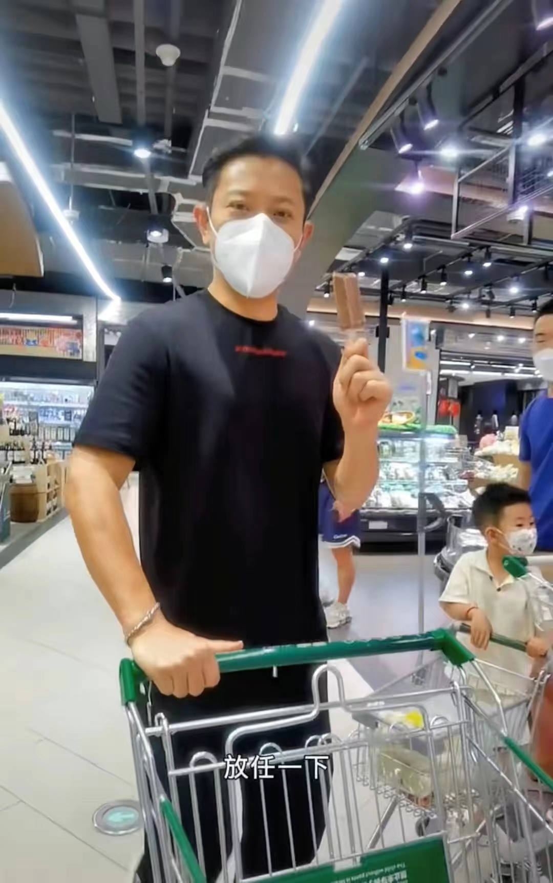 明星摔伤快速上场踢球,歌手突发意外去医院抢救