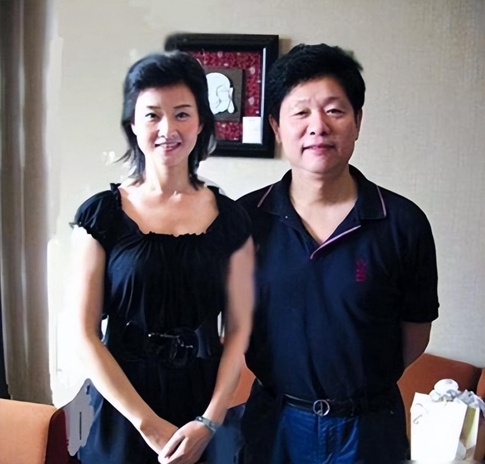 歌唱家*祖英宋**:和丈夫分居8年，39岁高龄产子，57岁身材好似少女