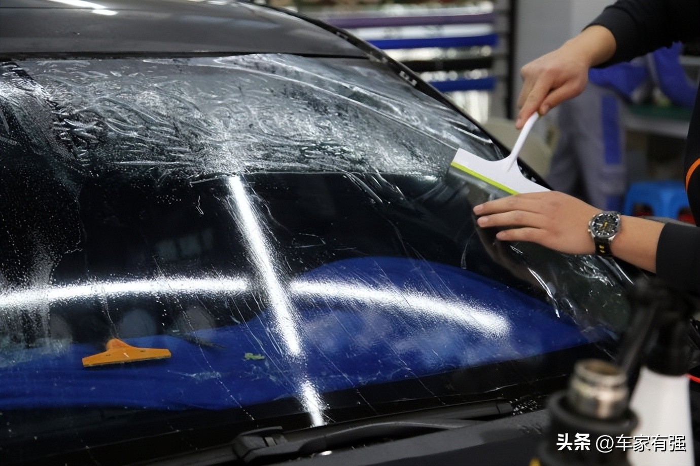 自己贴汽车隔热膜的操作流程,汽车隔热膜一般施工多久