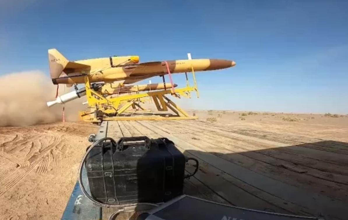 伊朗举行无人机实战演习,伊朗无人机演习打航母