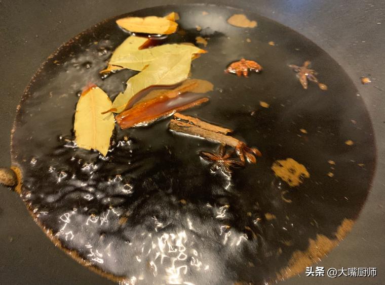 五花肉用酱油泡一晚，比腊肉卤肉都好吃，又嫩又香还不腻，收藏了