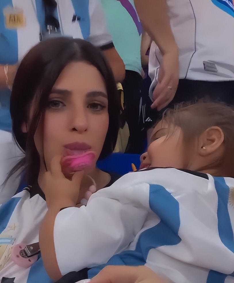 恩佐与老婆孩子一起庆祝夺冠,恩佐年轻照片