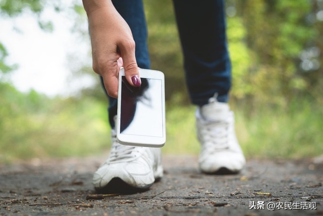 捡到手机不归还属什么罪,滴滴上捡到手机不归还犯法吗