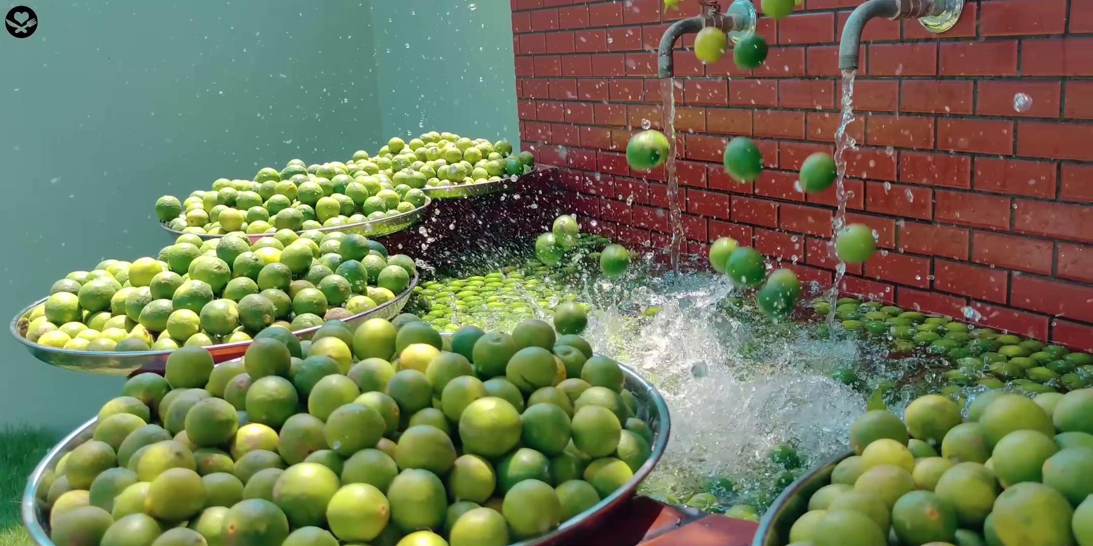 印度小哥做芦荟果汁,印度街头手工榨甘蔗汁