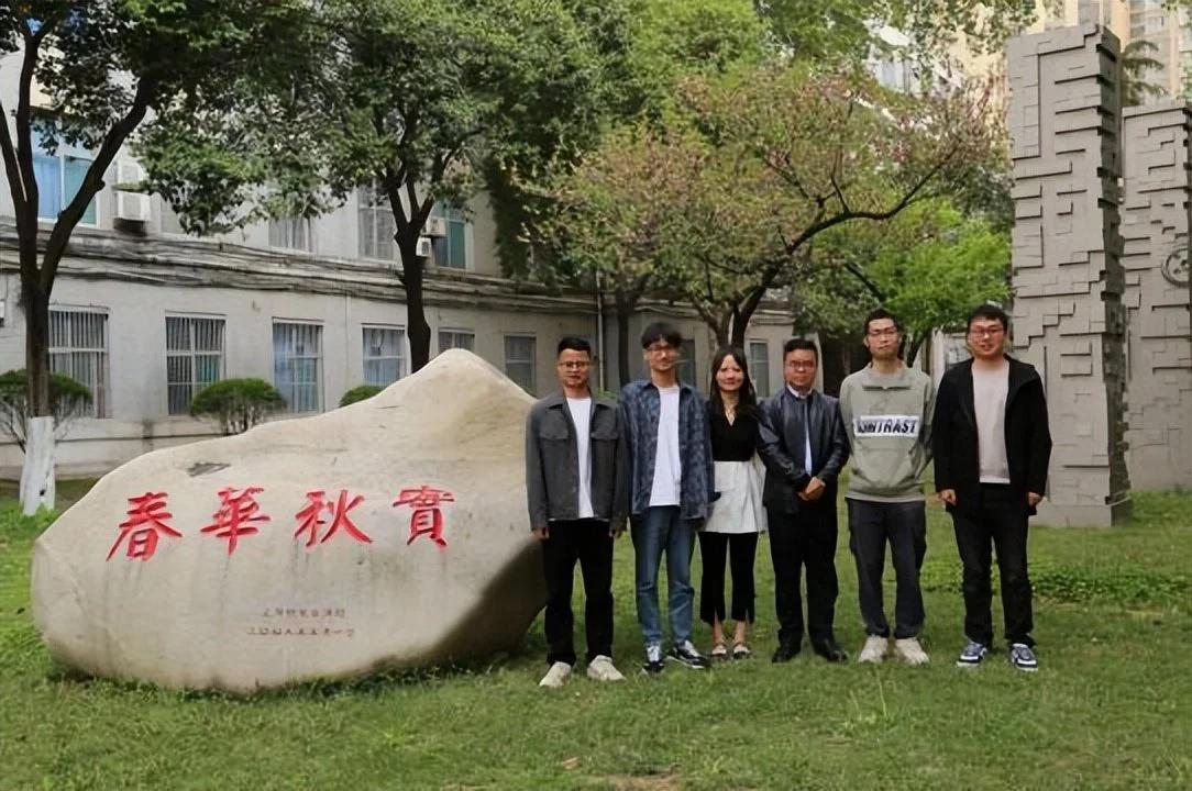 立德树人担使命三尺讲台育英才,立德树人培根铸魂是教师的使命