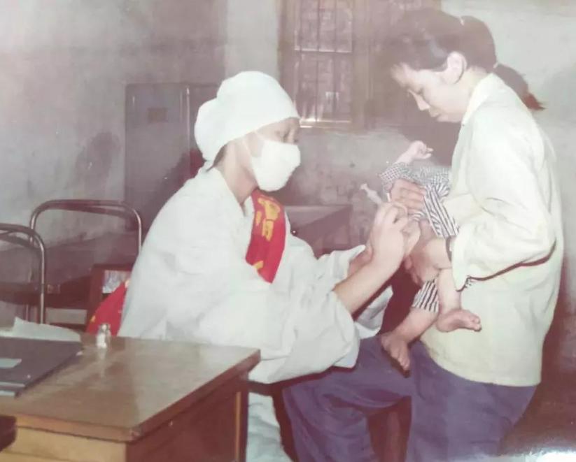 儿子癫痫烧坏脑子,河南母亲关铁笼喂养,不敢开门,46年后解脱了