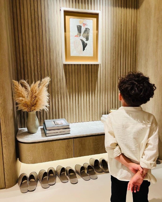 周杰伦晒儿子罗密欧赏画照,周杰伦儿子罗密欧发型