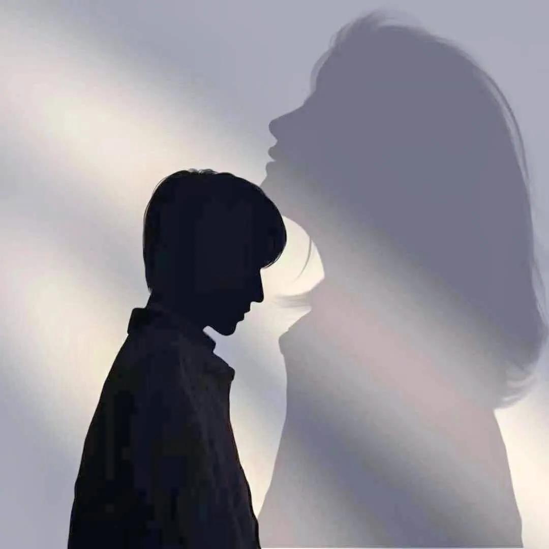 离别孤身一人的男生头像,一个人独自撑伞头像男生真人