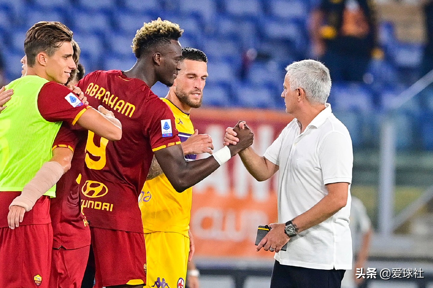 罗马夺冠穆里尼奥被抛起,罗马被黑点球