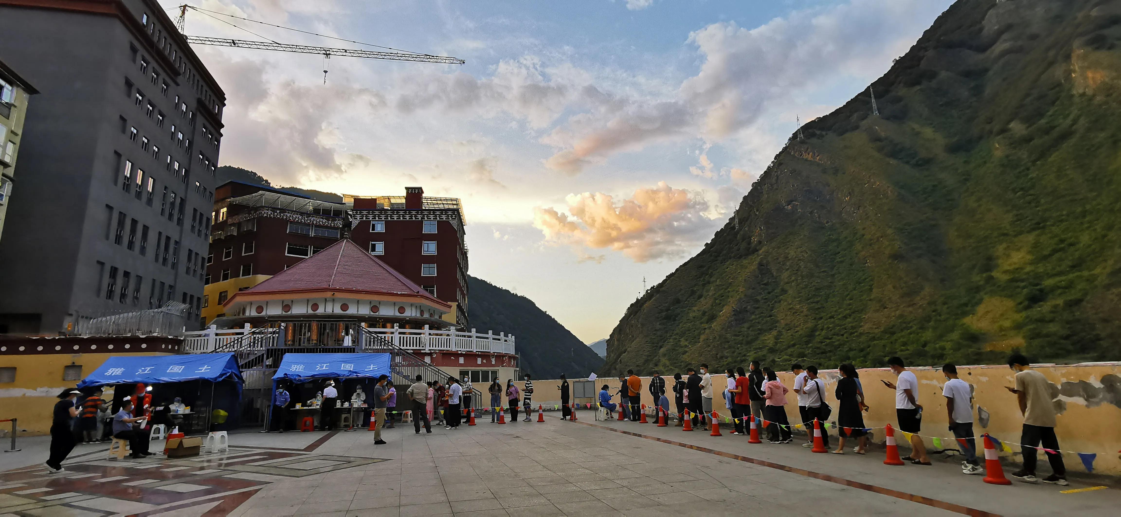 甘孜州最美风景在路上,金秋的甘孜州