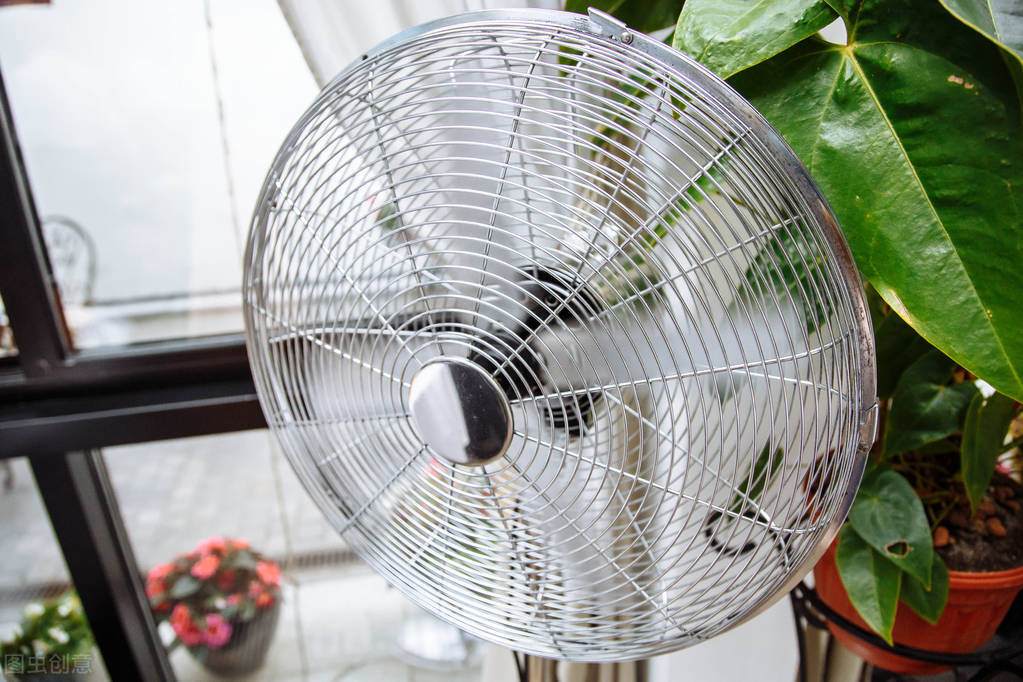 电扇越吹越热怎么办,如何让电风扇越吹越凉快