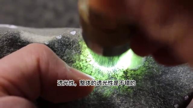 莫西沙翡翠打灯看和切开看,莫西沙翡翠石头特点