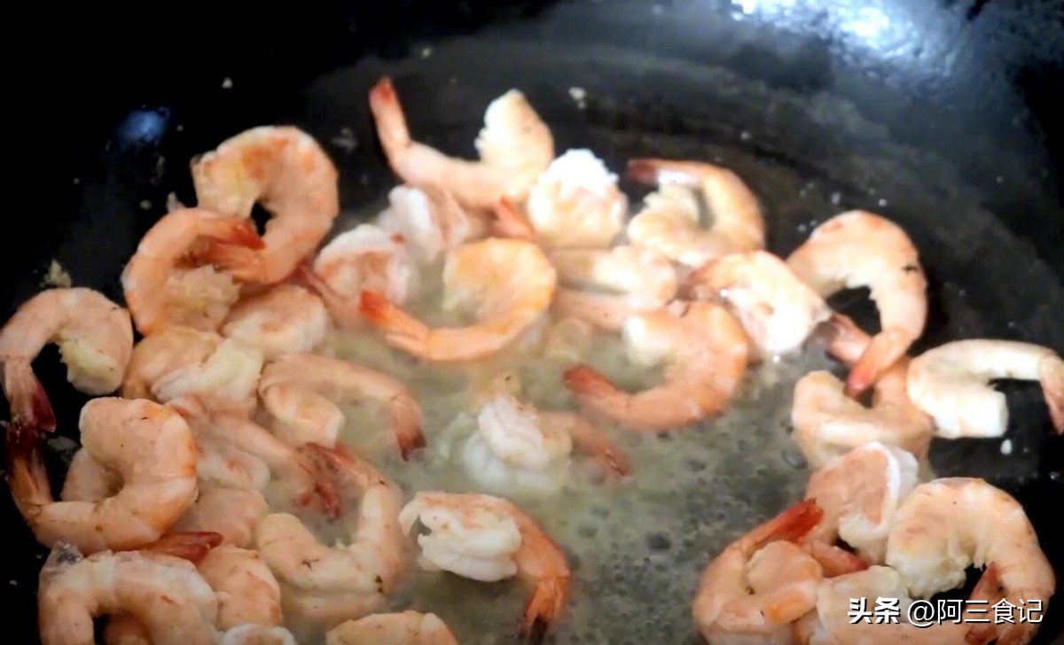 大虾新吃法比油焖清蒸好吃10倍,大虾的家常做法清蒸蒜蓉不辣