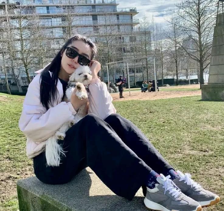 王祖贤厦门再被偶遇，住900元豪华酒店，被曝将在国内定居！