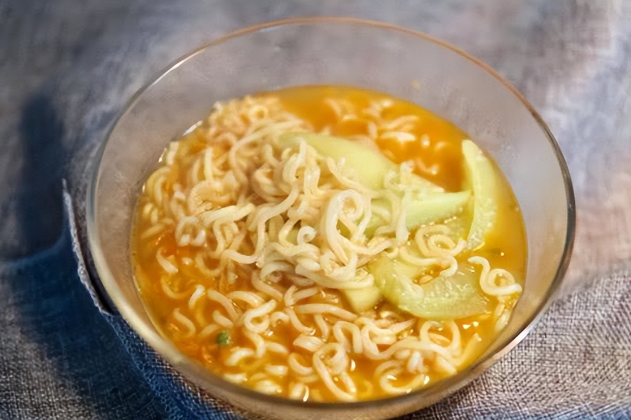 常吃方便面会怎么样快来看看,请问长期吃方便面对身体有好处吗