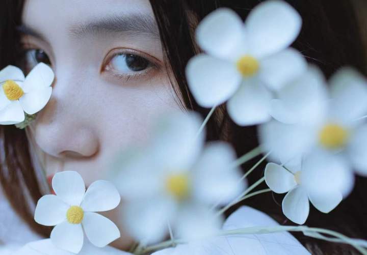 拍照技巧与角度情侣显脸小,拍照显脸小的方法就是头发遮脸