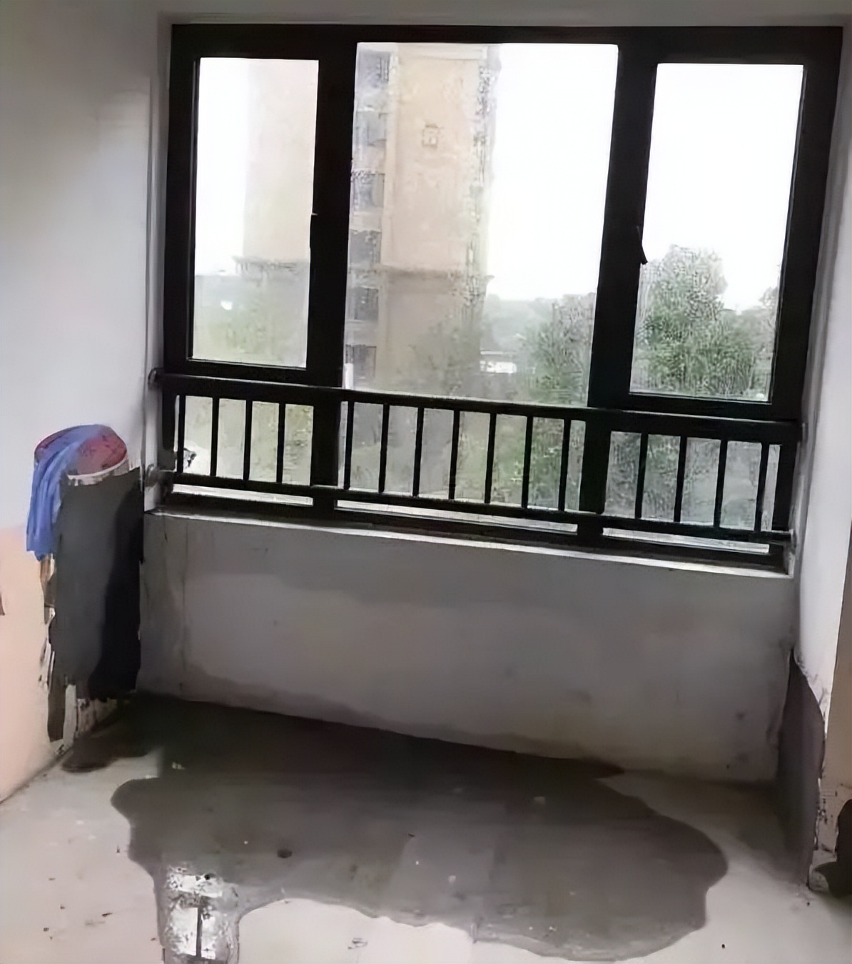 铝板幕墙窗框塞缝渗漏如何处理,窗框与外墙平齐渗漏处理