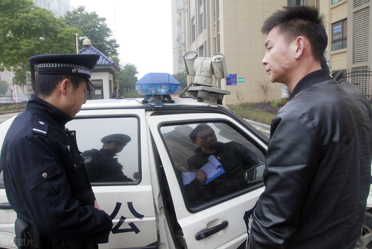 2009年男子把少妇骗进家中并反锁房门施暴公安和消防破门解救