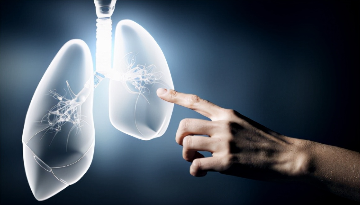 男子ktv唱歌惊艳全场,男子ktv唱出沙哑声引来服务员围观