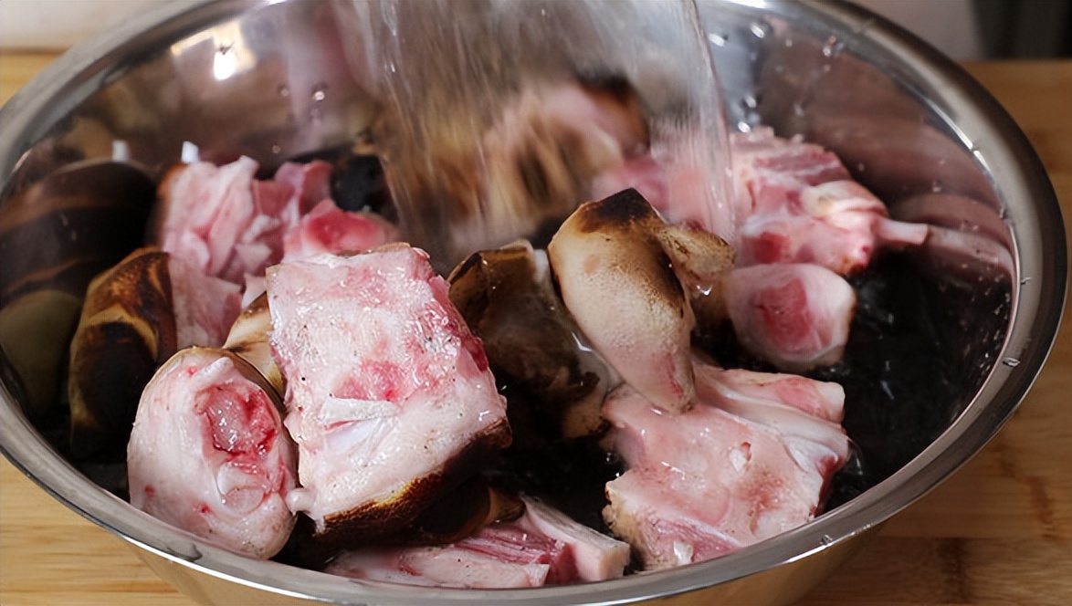 买猪蹄要买前脚还是后脚,买猪蹄挑前后蹄