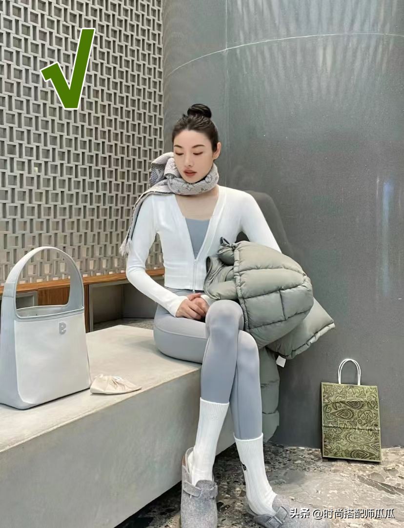 瑜伽裤的袜子穿搭,瑜伽裤怎么穿显腿好看