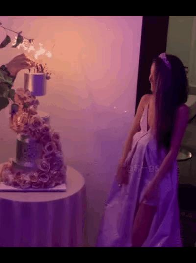 “婚纱女王”王微微73岁生日宴,秀美腿亮腹肌,身材似少女