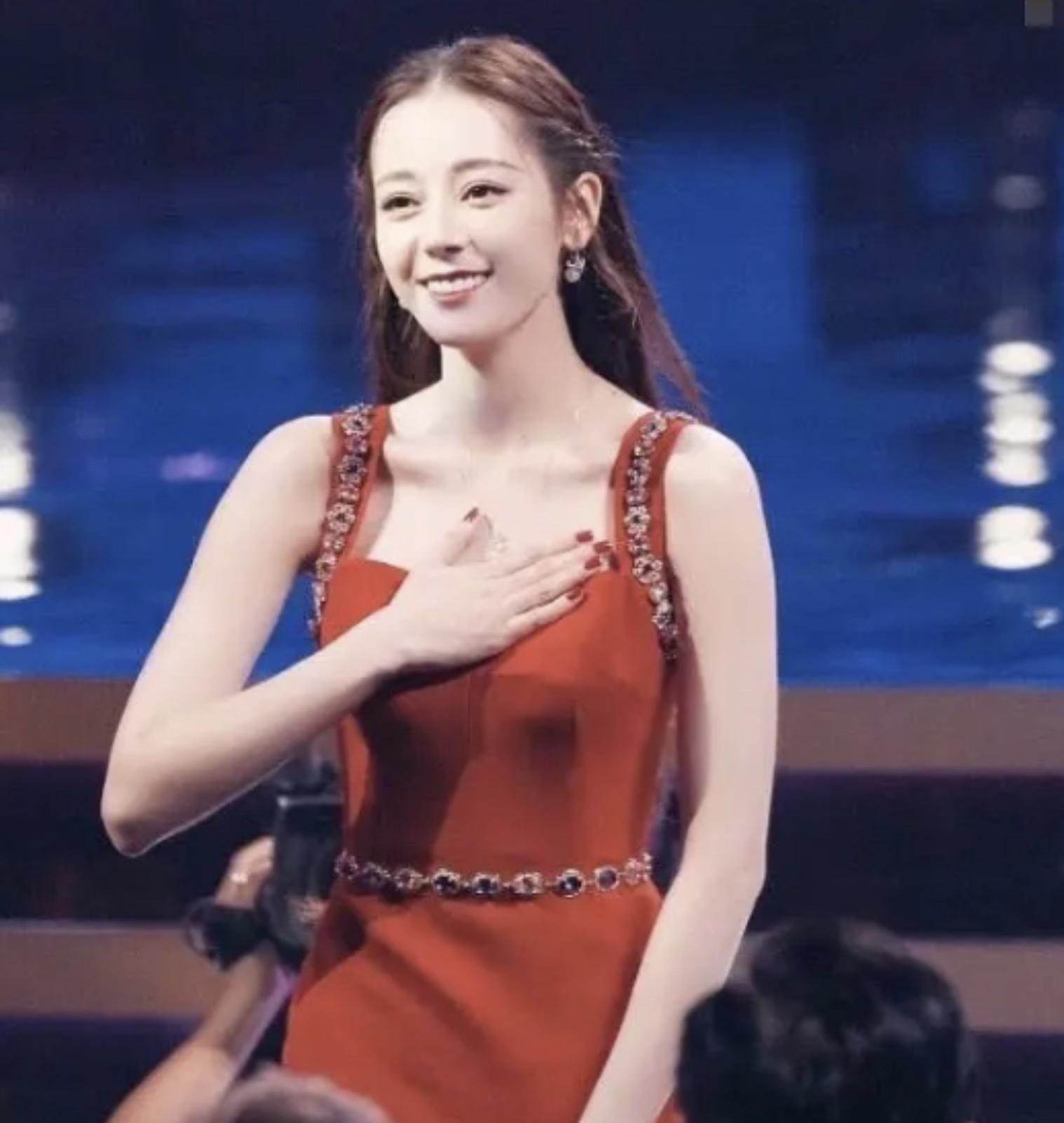 金星直播吐槽明星穿深v,金星吐槽明星走红毯捂胸