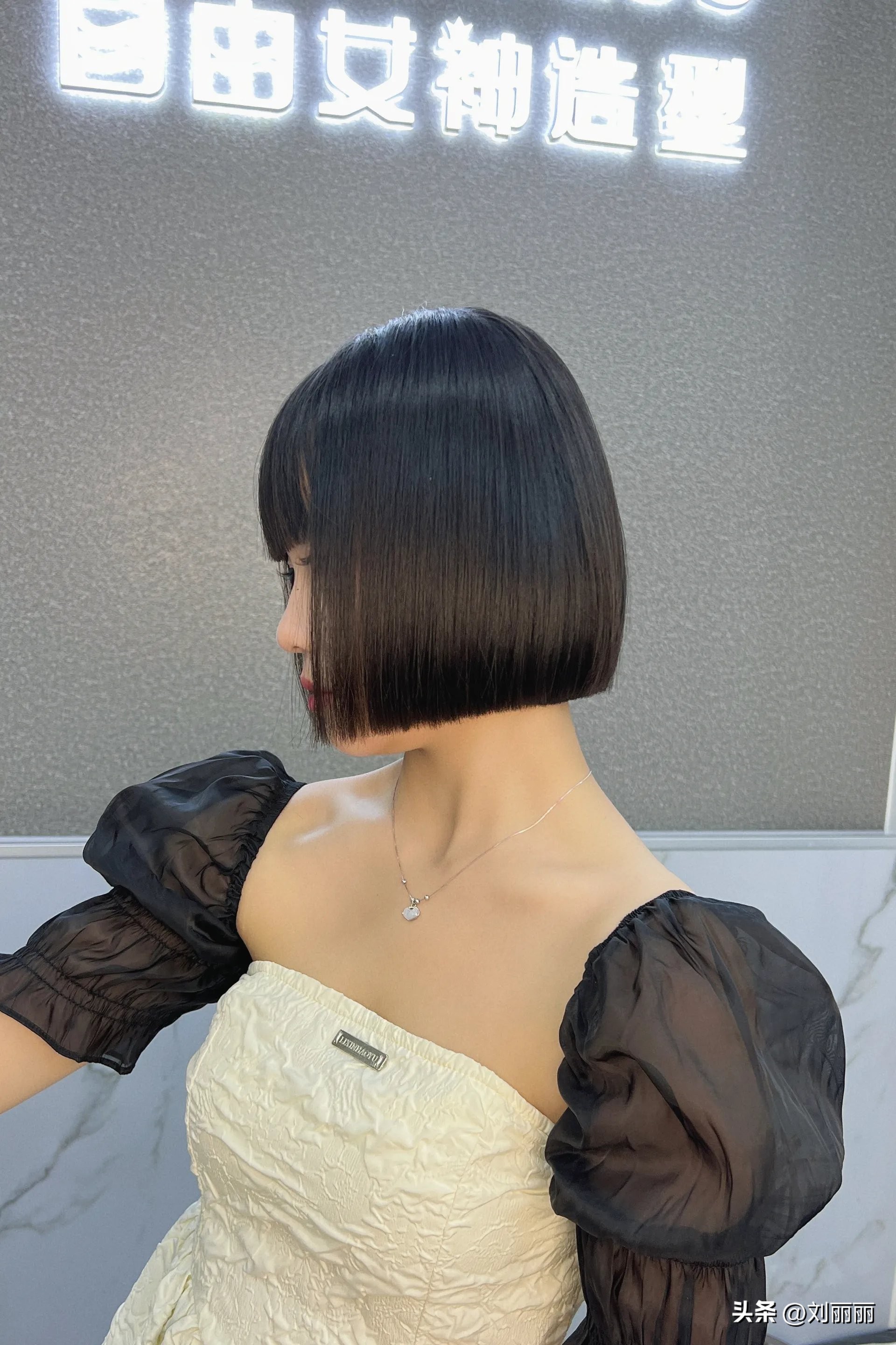 头发造型女中长发最新款,今年流行的头发造型女短发