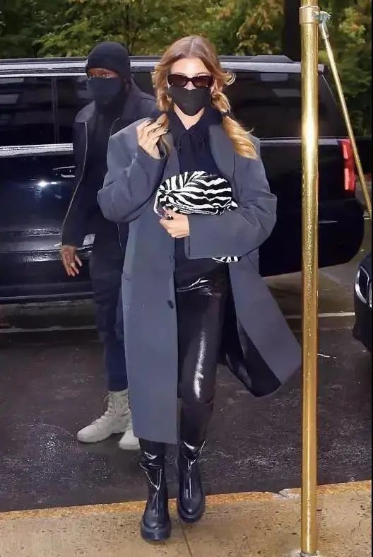 灰色和深灰哪个更适合年轻人穿,暖灰色系搭配灰白满满的高级感