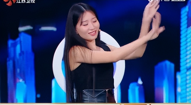 “天下第一舞指”密加：全网最会挣钱的一双手，一场直播赚200万