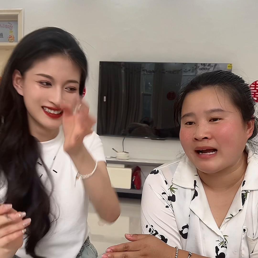 姐妹们一定要看到最后，给嫂子做个指甲，结果他俩笑成这样...