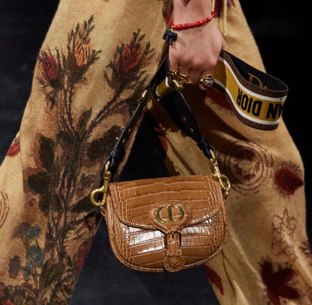 包包保养包括有什么,包包的护理和保养