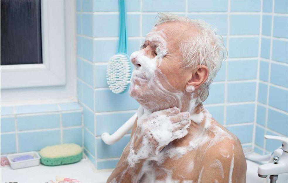 老人为啥身上有味,老人身上有一股老人味怎么办