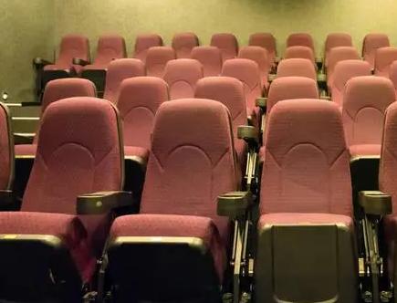 火车熊孩子一直踢如何处理,高铁熊孩子踢座位