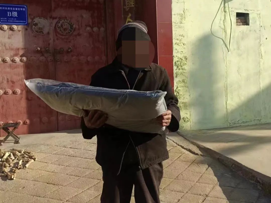 情系老人温暖晚年,情系贫困户冬日送温暖