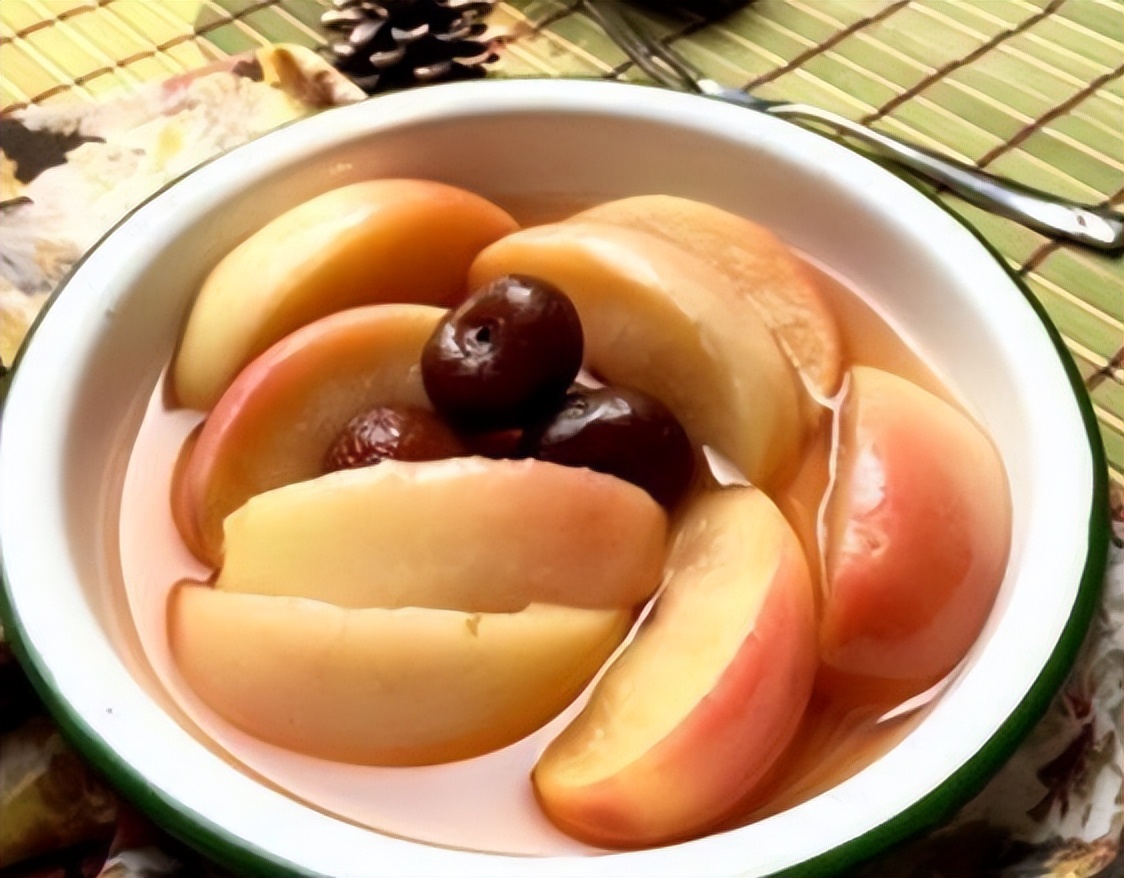 苹果煮熟了吃都有哪些好处和坏处,每天吃一个煮熟的苹果有什么功效