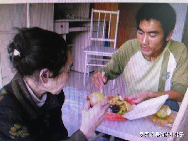 曾经千里背疯娘求学的孩子,感动贵州小伙千里背疯娘上大学