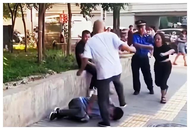 女人被司机打耳光司机赔了10万,女子被司机打耳光后续赔了多少钱