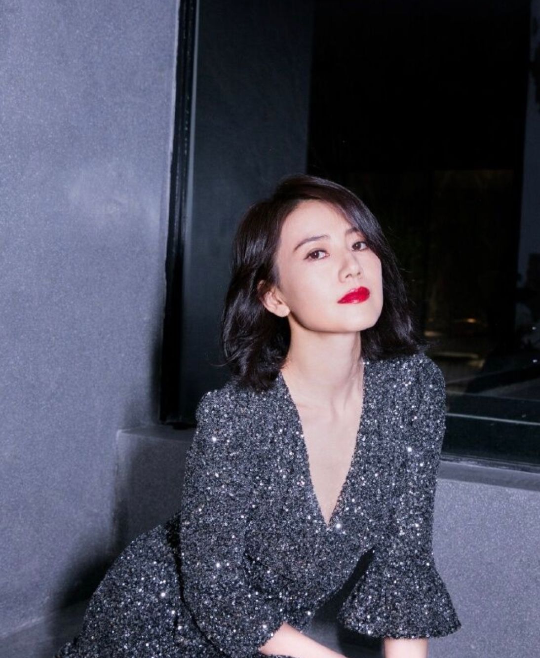 当看到高圆圆烫了“泡面卷”,终于明白:什么叫发型决定气质