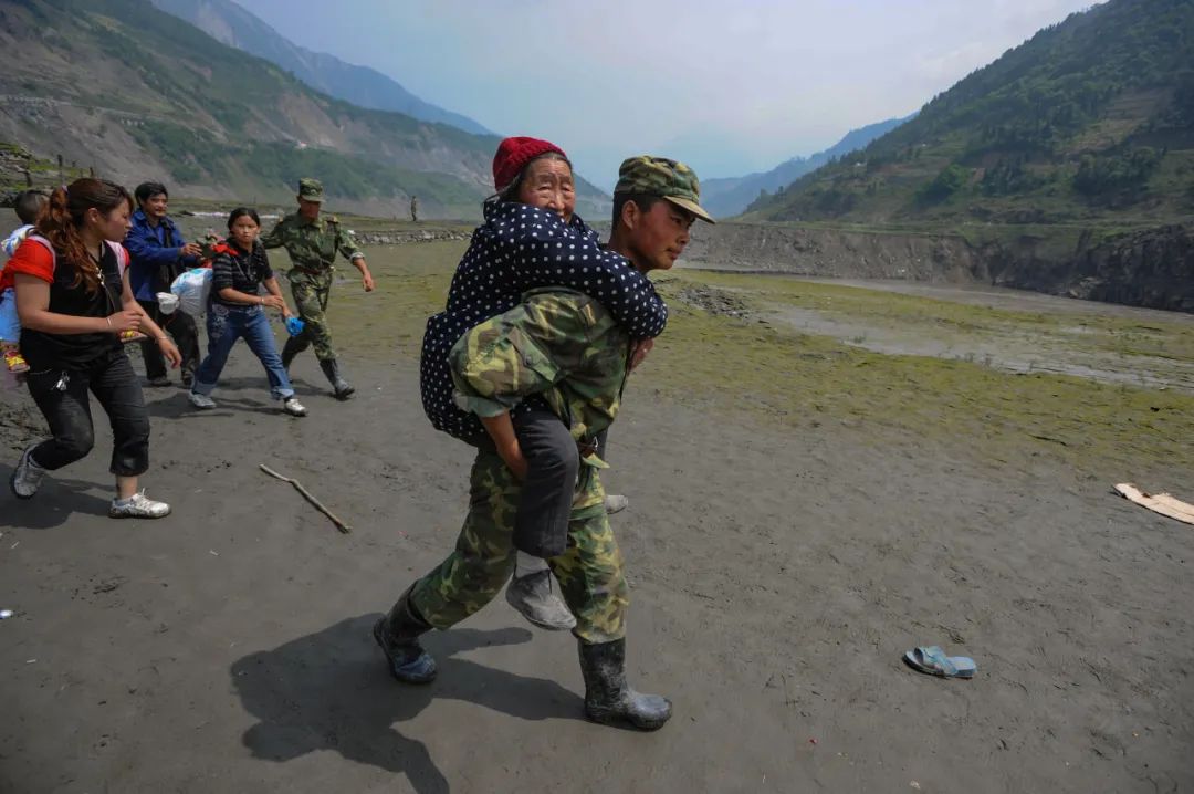 汶川地震13周年这些画面让人泪目,汶川地震感人图片含泪整理