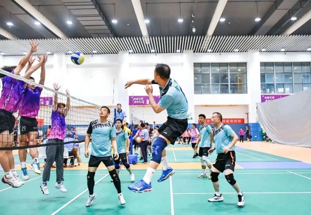 我区举办气排球比赛,百人排球赛
