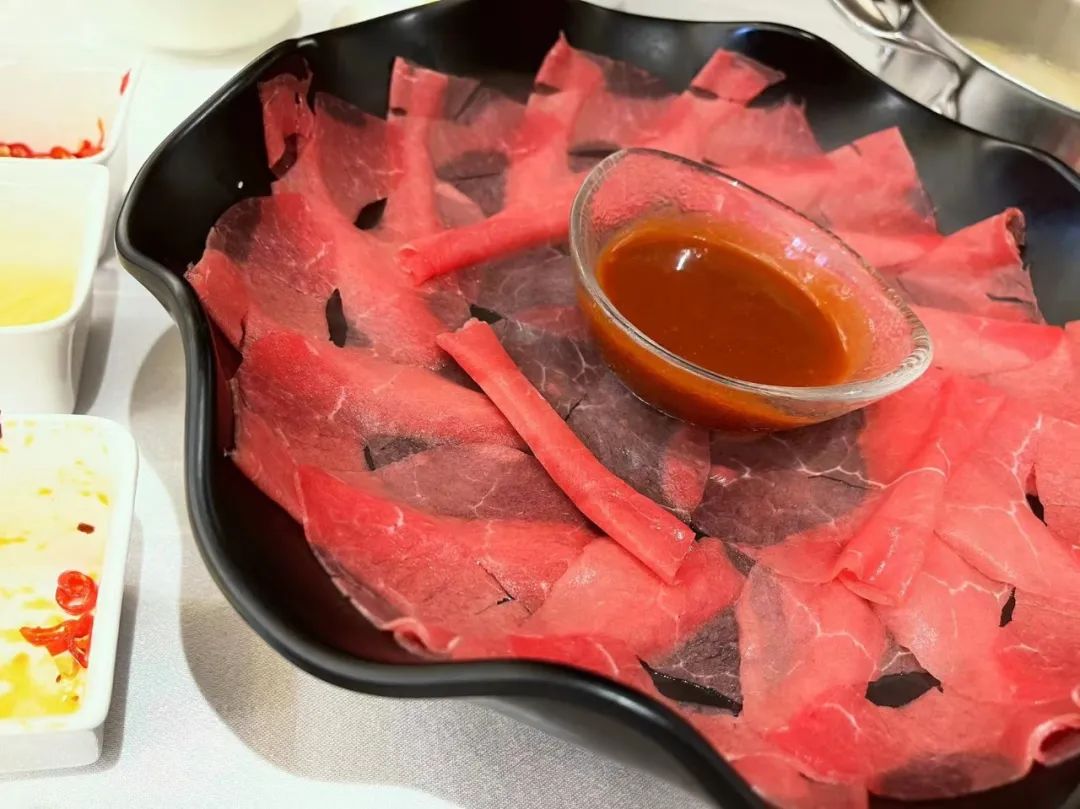 潮爸家7月17日午餐记录，武汉光谷红鼎豆捞吃火锅，牛羊肉涮起来