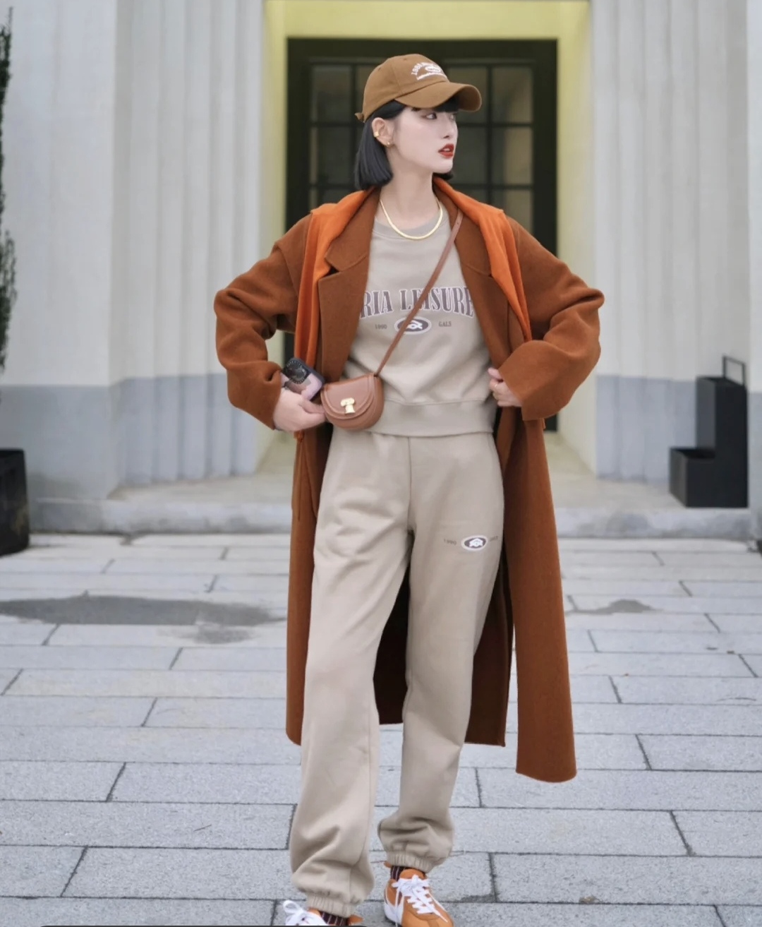 棕色的鞋子棕色大衣怎么搭配衣服,棕色大衣的穿搭技巧