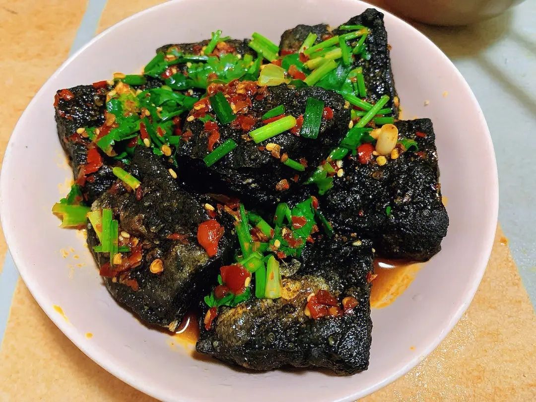 我国湖南的“争议很大”的5大美食，当地人吃不腻，外地人冒冷汗