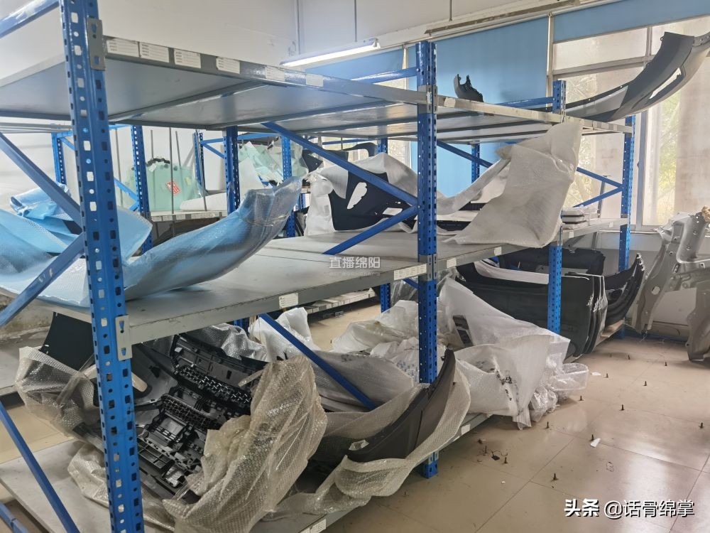 车主：换的新车门有泥、被人用过4S店：那是灰